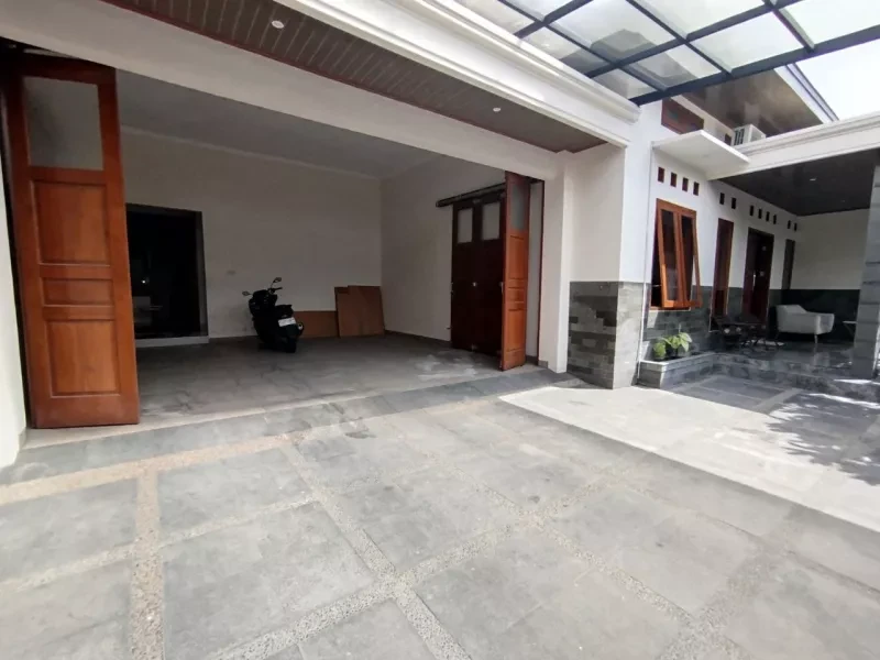 RUMAH MEWAH Plus Kolam Renang Full Furnish Sumber dekat Manahan Solo-2